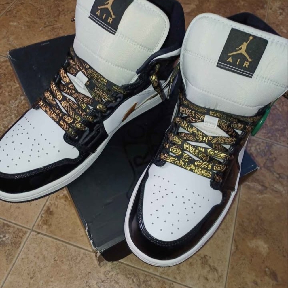Jordan Men's Black, White, and Gold Sneakers